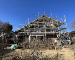 【本日の現場】足場工事のついでに…？伸びた薔薇の剪定を行いました！