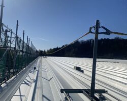 【本日の現場】屋根上の安全を確保！太陽光パネル設置工事に伴う安全対策